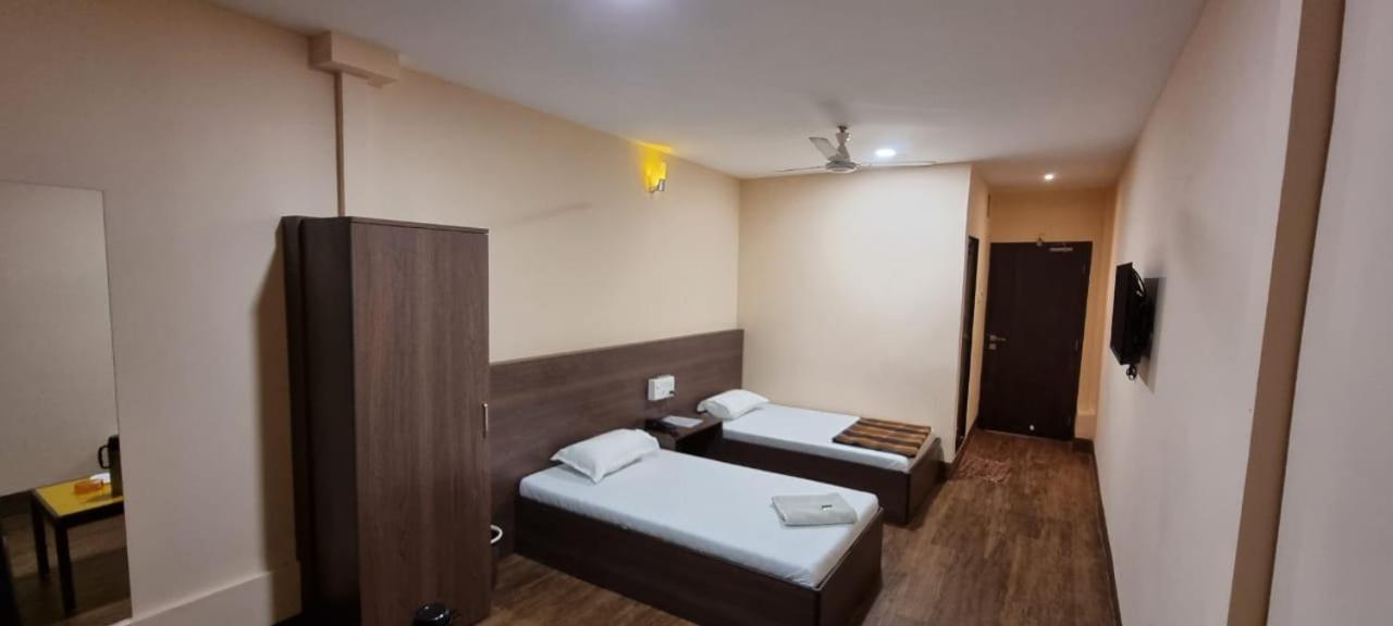 Hotel Flamingo Gāndhīdhām Esterno foto