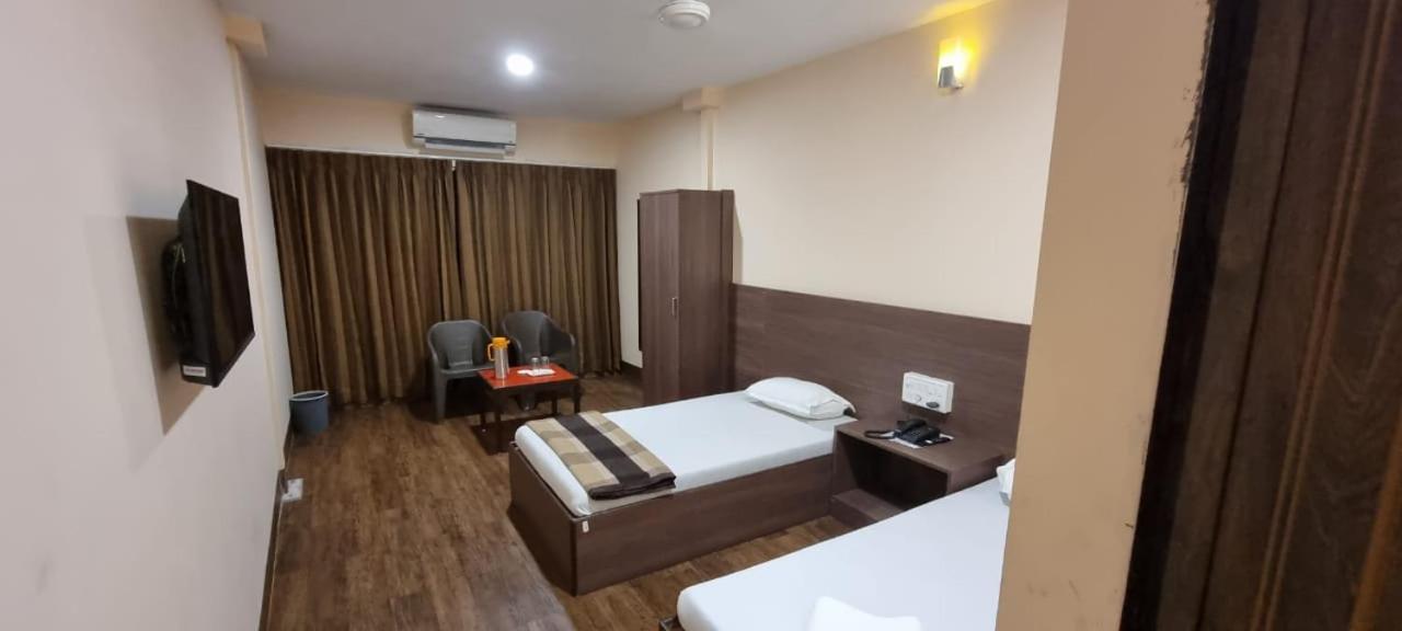 Hotel Flamingo Gāndhīdhām Esterno foto