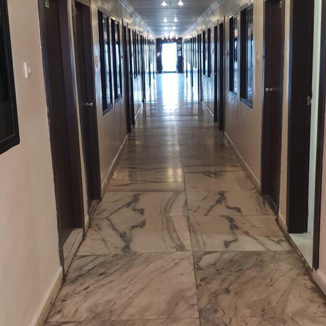 Hotel Flamingo Gāndhīdhām Esterno foto