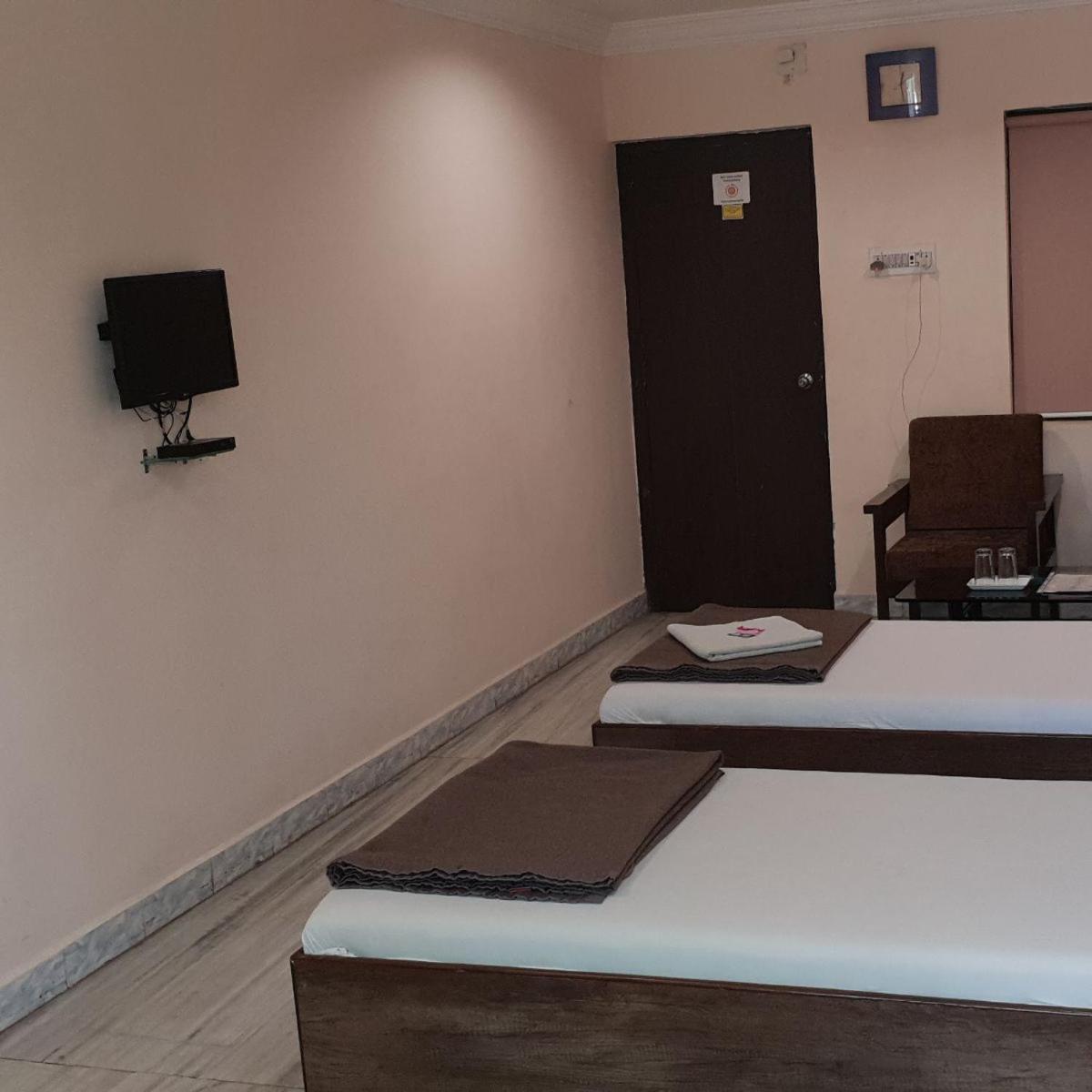 Hotel Flamingo Gāndhīdhām Esterno foto