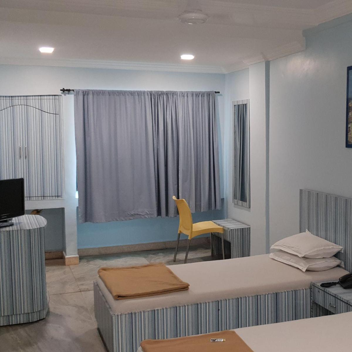 Hotel Flamingo Gāndhīdhām Esterno foto