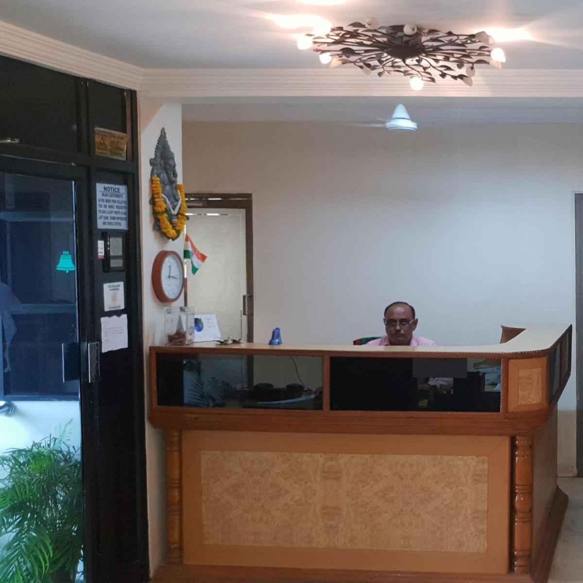 Hotel Flamingo Gāndhīdhām Esterno foto