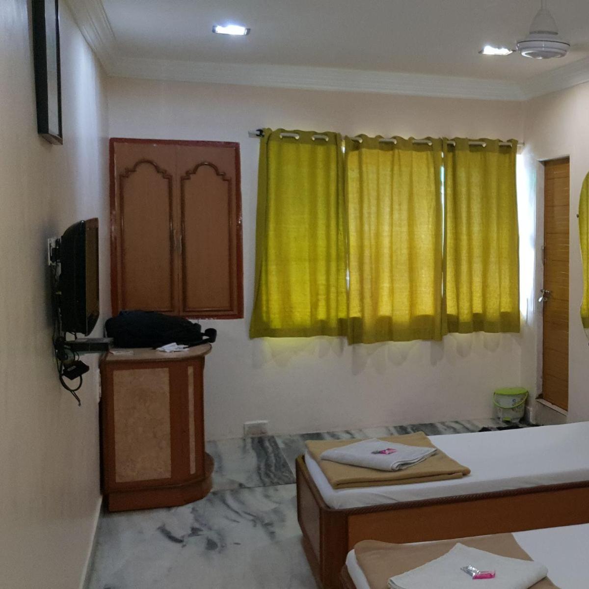 Hotel Flamingo Gāndhīdhām Esterno foto