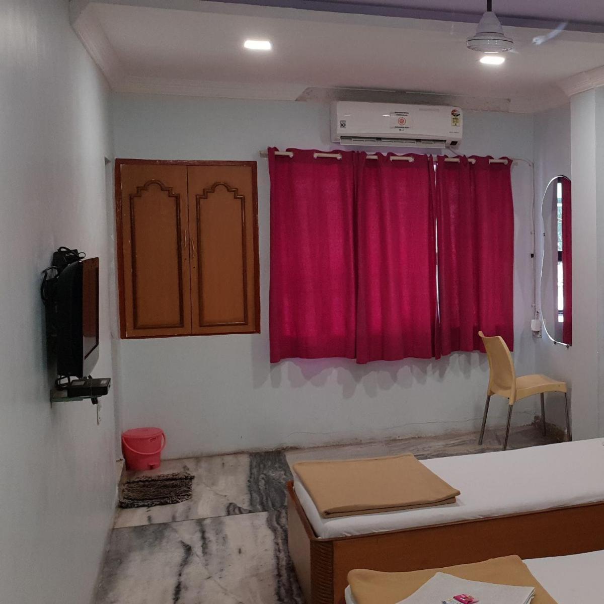 Hotel Flamingo Gāndhīdhām Esterno foto